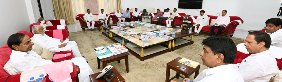  కాగా బడ్జెట్ మొదటి రోజు లోక్ సభ, రాజ్యసభలను ఉద్దేశించి రాష్ట్రపతి ప్రసంగం ఉంటుంది. 2022లో కూడా బీఆర్ఎస్ రాష్ట్రపతి ప్రసంగాన్ని బహిష్కరించిన విషయం తెలిసిందే. ఈ క్రమంలో ప్రతిపక్ష పార్టీ నాయకులను కలుపుకొని వెళ్లాలని సీఎం తెలిపారు. 