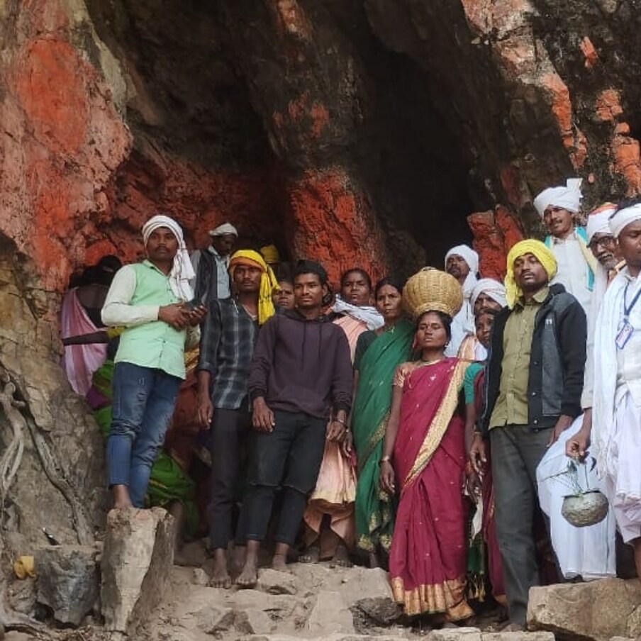  చుట్టూ అడవులు. ఎత్తైన గుట్టల మధ్య ప్రకృతి సిద్దమైన కొండ గుహలో కొలువున్న ఆదివాసిల ఇష్టదైవం జంగుబాయి క్షేత్రంలో పుష్యమాసం సందర్భంగా ఆదివాసి గిరిజనులు ప్రత్యేక పూజలు చేయడం ఆనవాయితీగా వస్తోంది.