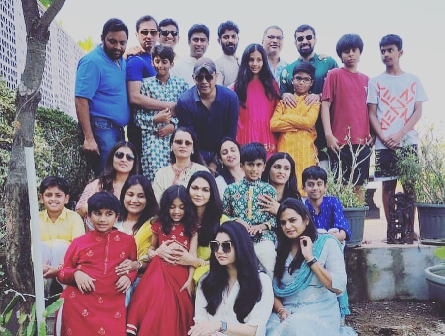  Allu Arjun Sankranti Festival: ప్రస్తుతం మన హీరోలు కేవలం సినిమాలు మాత్రమే కాదు.. షూటింగ్స్‌లో కాస్త గ్యాప్ దొరికితే కుటుంబంతో కలిసి ఎంజాయ్ చేయడంతో విదేశాలు చుట్టేస్తున్నారు. తాజాగా అల్లు అర్జున్.. ఈ సారి సంక్రాంతి సంబురాలను తన అత్తగారింట్లో చేసుకున్నారు. దానికి సంబంధించిన ఫోటోలు సోసల్ మీడియాలో వైరల్ అవుతున్నాయి.