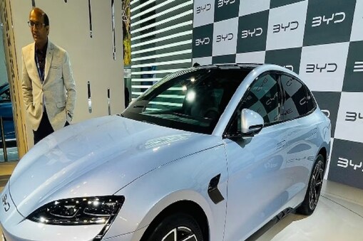 Auto Expo 2023 | మార్కెట్‌లోకి కొత్త కారు ఎంట్రీ ఇచ్చింది. ఒక్కసారి చార్జింగ్ పెడితే ఏకంగా 700 కిలోమీటర్లు వెళ్తుంది. దీంతో చాలా కంపెనీలకు పోటీ ఎదురు కాబోతోంది. 