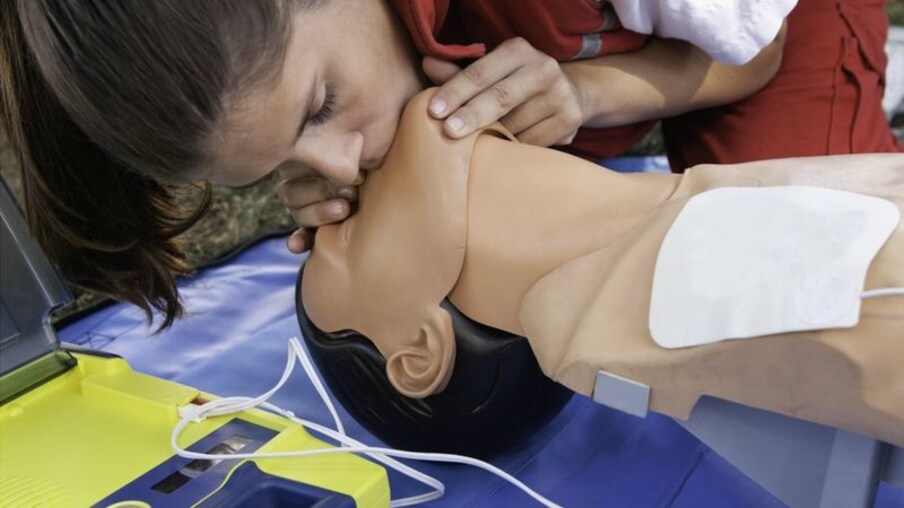 ఈ పరిస్థితిలో వెంటనే CPR ఇవ్వాలి. CPR అంటే కార్డియోపల్మోనరీ రిససిటేషన్. ఇది వెంటనే చేయడం వల్ల రోగి జీవితాన్ని రక్షించవచ్చు. రోగిని ఆసుపత్రికి తీసుకువెళ్ళడానికి సమయం ఉంటుంది. CPR చేయడం వల్ల రోగి శరీరంలో ఆక్సిజన్ ప్రవాహం ప్రారంభమవుతుంది. Image source Gettyimage
