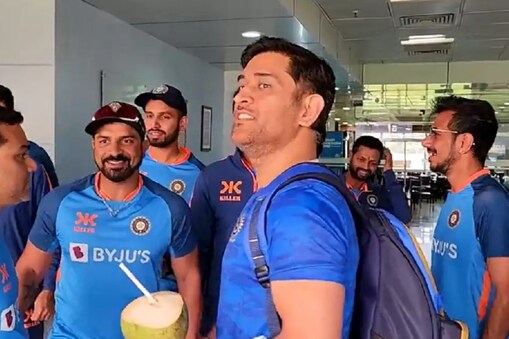 డ్రెస్సింగ్‌ రూమ్‌లో ధోనీ