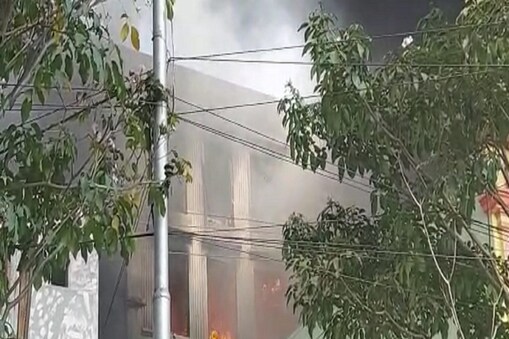 భవనంలో ఎగిసిపడుతున్న మంటలు