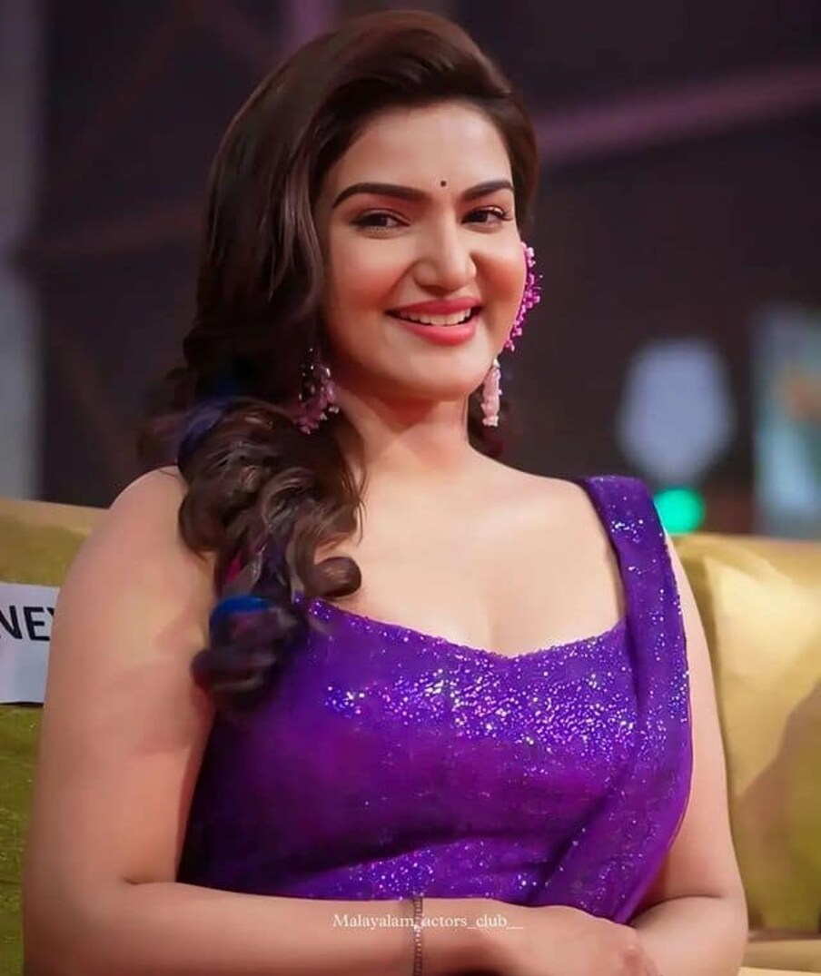  వీర సింహారెడ్డి సినిమాలో హనీ రోజ్ పోషించిన మీనాక్షి పాత్ర ప్రతి ఒక్కరికీ కనెక్ట్ అయింది. అందంతో పాటు నటనతో మెప్పించింది మలయాళీ కుట్టి హనీ రోజ్. తాజాగా మరోసారి వీర సింహారెడ్డి సక్సెస్ వేడుకలో స్పెషల్ అట్రాక్షన్ అయింది. హనీ కట్టుబొట్టు చూసి కెమెరా కళ్లన్నీ ఆమెపైనే పడ్డాయి.