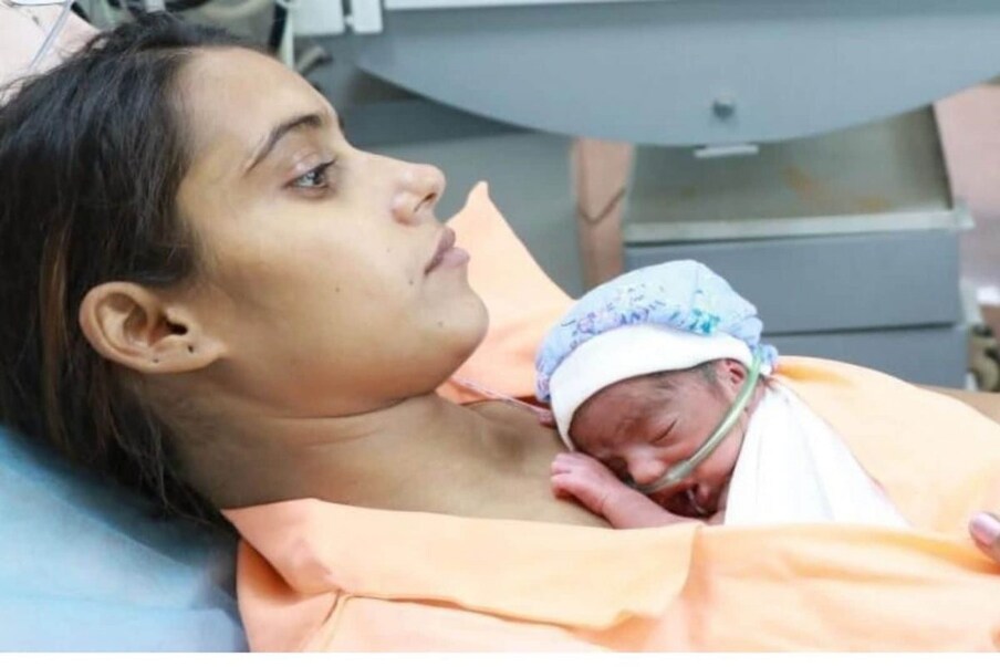  మనకు కంగారూ మదర్ కేర్ గురించి తెలుసు. నవజాత శిశువులను తల్లులు తమ పొట్ట, ఛాతీ భాగంలో గట్టిగా కట్టి.. కొన్ని గంటల పాటు అలాగే ఉంచుతారు. ఇలా చేయడం వల్ల తల్లి శరీరం నుంచి వచ్చే వేడితో.. ఆ శిశువులు వెచ్చగా ఉంటారు. ఇన్‌ఫెక్షన్‌లు కూడా రాకుండా ఉంటాయి. (ప్రతీకాత్మక చిత్రం)