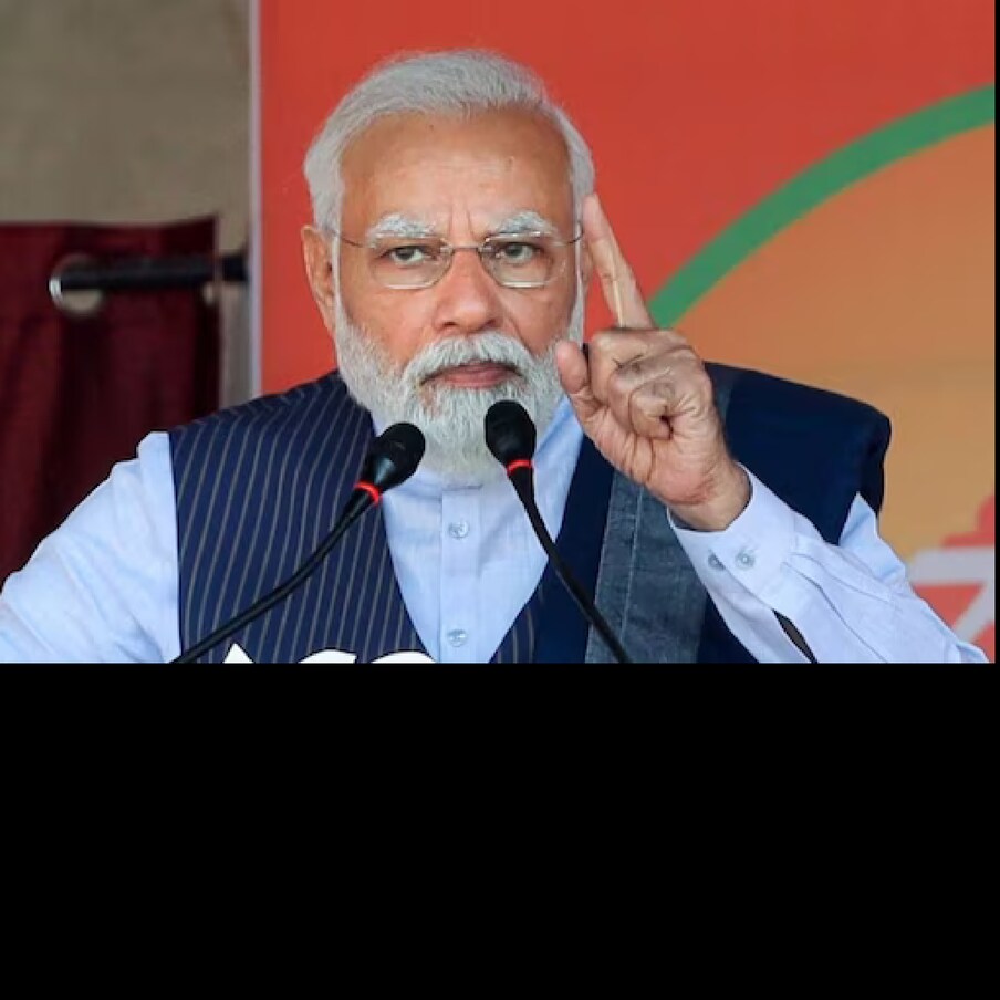  PM Narendra Modi : భారత్ అంటే ఉత్తర రాష్ట్రాలే కాదు.. దక్షిణ రాష్ట్రాలు కూడా. కానీ చాలా పార్టీలు ఉత్తర రాష్ట్రాలపై చూపినంత శ్రద్ధ దక్షిణ రాష్ట్రాలపై చూపవు. ఇందుకు ప్రధాన కారణం భాష. ఉత్తరాన ఉన్న చాలా రాష్ట్రాల్లో హిందీ ప్రధాన భాష. ఇక మహారాష్ట్ర, గుజరాత్, రాజస్థాన్, బీహార్ లాంటి రాష్ట్రాల భాషలకు హిందీ దగ్గరగా ఉంటుంది. అందువల్ల ఉత్తరాది రాష్ట్రాల ప్రజలకు దగ్గరవ్వడం ఉత్తర రాష్ట్రాల నేతలకు తేలికగా ఉంటుంది. (File Photo - PTI)