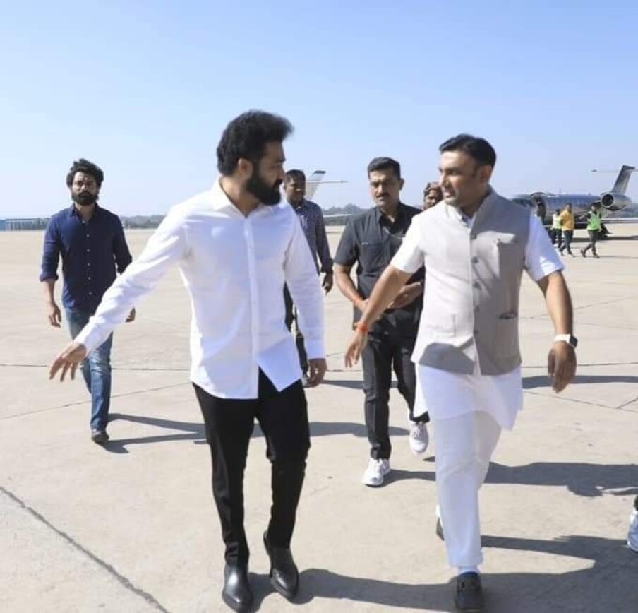  తాజాగా జూనియర్ ఎన్టీఆర్, కళ్యాణ్ రామ్ అక్కడకు చేరుకొని తారకరత్న ఆరోగ్య పరిస్థితి అడిగి తెలుసుకున్నారు. అనంతరం మీడియాతో మాట్లాడిన జూనియర్ ఎన్టీఆర్.. తారకరత్న ప్రస్తుత ఆరోగ్య పరిస్థితులు వెల్లడించారు.
