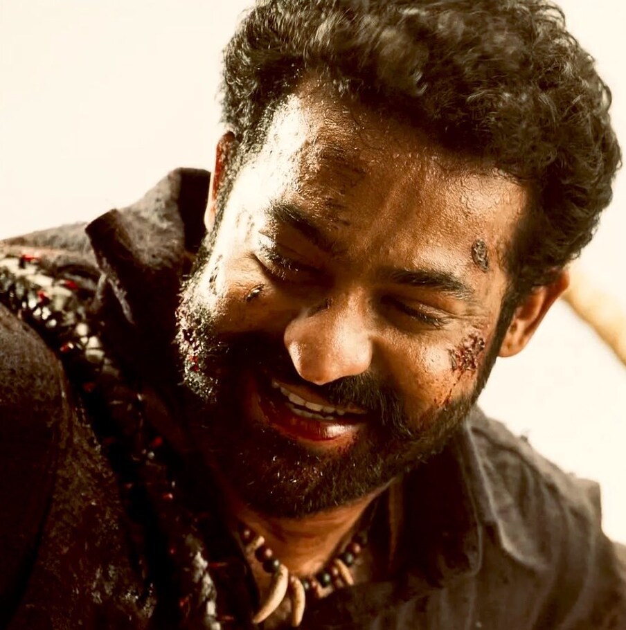  కల్లోల సంద్రం నుంచి రక్తపు మరకలతో కూడిన ఓ కత్తి పైకి లేచినట్లుగా ఈ పోస్టర్ డిజైన్ చేశారు. భయమే సమాధానం కాదంటూ ఈ పోస్టర్ సోషల్ మీడియాలో షేర్ చేశారు. ఈ పోస్టర్ నెట్టింట వైరల్ అవుతోంది. మార్చి 23న సినిమా లాంచింగ్ కు ముహూర్తం ఫిక్స్ చేసినట్లు చెప్పారు.