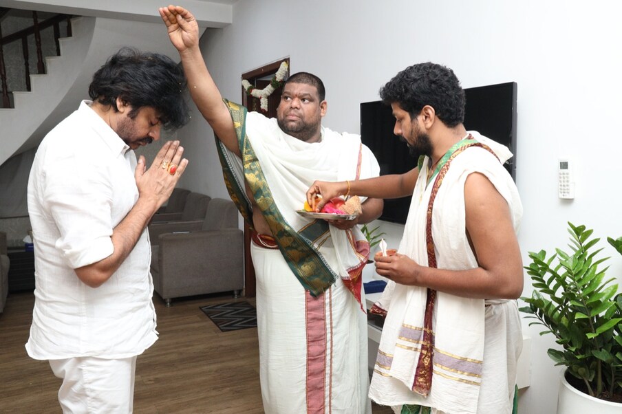  పవన్ కళ్యాణ్ అత్యంత ఇష్టమైన ఆంజనేయ స్వామి ఆలయంలో వారాహికి తొలి పూజ చేయనున్నారు. జగిత్యాల జిల్లా కొండగట్టు క్షేత్రంలోని శ్రీ ఆంజనేయ స్వామి ఆలయంలో వారాహీకి పూజలు చేసేందుకు డేట్ ఫిక్స్ అయింది.