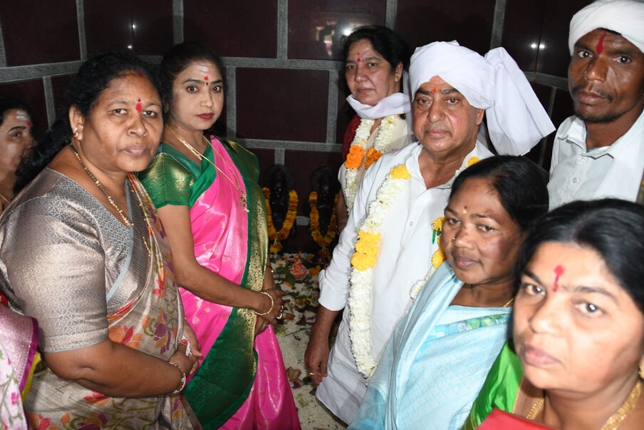  ఆదివాసి గిరిజనుల ఆరాధ్య దైవమైన నాగోబా ఆలయ అభివృద్దికి రాష్ట్ర ప్రభుత్వం పన్నెండున్నర కోట్ల రూపాయల నిధులను మంజూరు చేసిందని రాష్ట్ర అటవీ పర్యావరణ న్యాయ శాఖ మంత్రి అల్లోల ఇంద్రకరణ్ రెడ్డి, గిరిజన సంక్షేమ శాఖ మంత్రి సత్యవతి రాథోడ్ ల్ వెల్లడించారు. ఆదిలాబాద్ జిల్లా ఇంద్రవెల్లి మండలం కేస్లాపూర్ లో నిర్వహించిన దర్భార్ లో మంత్రులు ఇద్దరు పాల్గొని ప్రసంగించారు.