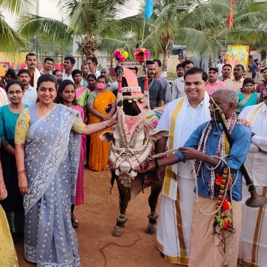  ఈ వేడుకలకు ముఖ్యఅతిథిగా పాల్గొన్నారు మంత్రి రోజా.. ఈ సందర్భంగా మాట్లాడుతూ.. ప్రజలంతా సంతోషంగా ఉండాలని కోరుకున్నారు. పోలీసులు నిత్యం విధులను నిర్వహిస్తు బిజీగా ఉంటున్నారని.. ఇలాంటి పండుగలు.. ఉత్సవాలు వారిలో నూతన ఉత్తేజం తెచ్చేలా చేస్తాయని ఆశించారు.