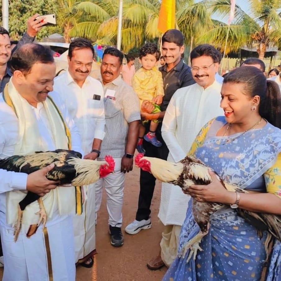  ఇక్కడి వాతావరణం చూస్తే.. సంక్రాంతి సంబరాలకు ఒక గ్రామానికి వచ్చినట్లు అనిపిస్తుంది అన్నారు రోజా.. ఎటు చూసినా గంగిరెద్దులు, ఎడ్ల బండ్లు, హరిదాసులు, ముత్యాల గొబ్బెమ్మలు, ముగ్గుల రంగవల్లులు, సాంప్రదాయ దుస్తులలో పోలీస్ సిబ్బంది వారి కుటుంబ సభ్యులు వీటినన్నిటిని చూడడానికి రెండు కళ్ళు చాలడం లేదన్నారు.