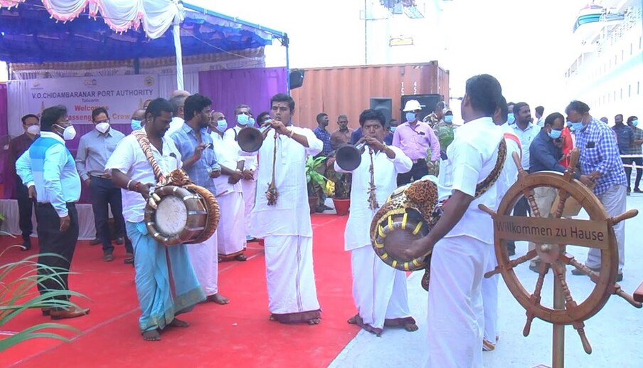  M.వెస్ట్ అమీరా ఓడ... ఇండియాకి బహామాస్ ద్వీపం జెండాతో వచ్చింది. ఈ ఓడ 204 మీటర్ల పొడవు, గరిష్టంగా 44.8 మీటర్ల వెడల్పు కలిగి ఉంది, 13 డెక్‌లు, 413 స్టేట్‌రూమ్‌లను కలిగి ఉంది. దీనికి 835 మంది ప్రయాణికులను తీసుకెళ్లగల సామర్థ్యం ఉంది. జర్మనీకి చెందిన బెర్న్‌హార్డ్ స్కైల్డ్ ప్యాసింజర్ సర్వీసెస్ నిర్వహిస్తున్న ఈ నౌకలో మూడు డైనింగ్ హాల్స్, లాంజ్‌లు, లైబ్రరీ, క్రీడలు, బ్యూటీ, సంరక్షణ గదులు, స్విమ్మింగ్ పూల్స్ ఉన్నాయి.