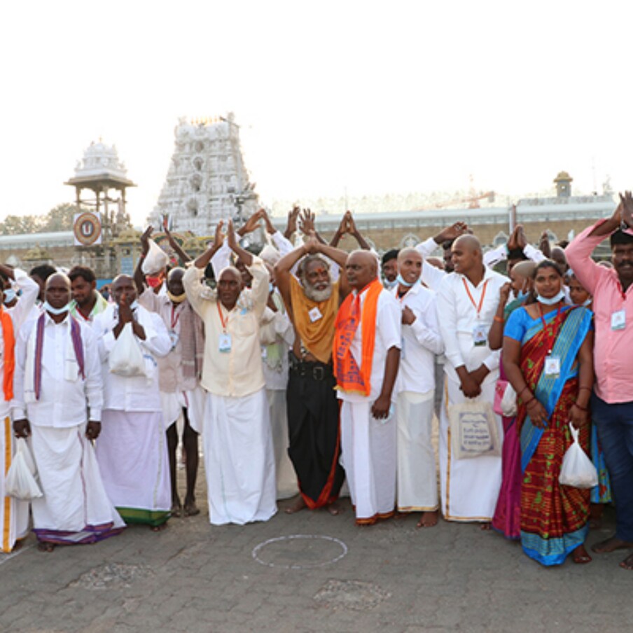  రోజువారీ 3.5 లక్షల లడ్డూల తయారీతో పాటు 4 లక్షల లడ్డూలను బఫర్ స్టాక్‌గా ఉంచుతారు. తిరుమలలోని గ్యాలరీలు, వైకుంఠం క్యూ కాంప్లెక్సు 1, 2, నారాయణగిరి షెడ్లు, క్యూ లైన్లు, మినీ అన్నప్రసాదం కేంద్రాల్లో ఉదయం నుంచి సాయంత్రం వరకు వేచి ఉన్న భక్తులకు అన్నప్రసాదాలు, తాగునీరు, టి, కాఫీ, పాలు పంపిణీ చేస్తారు.