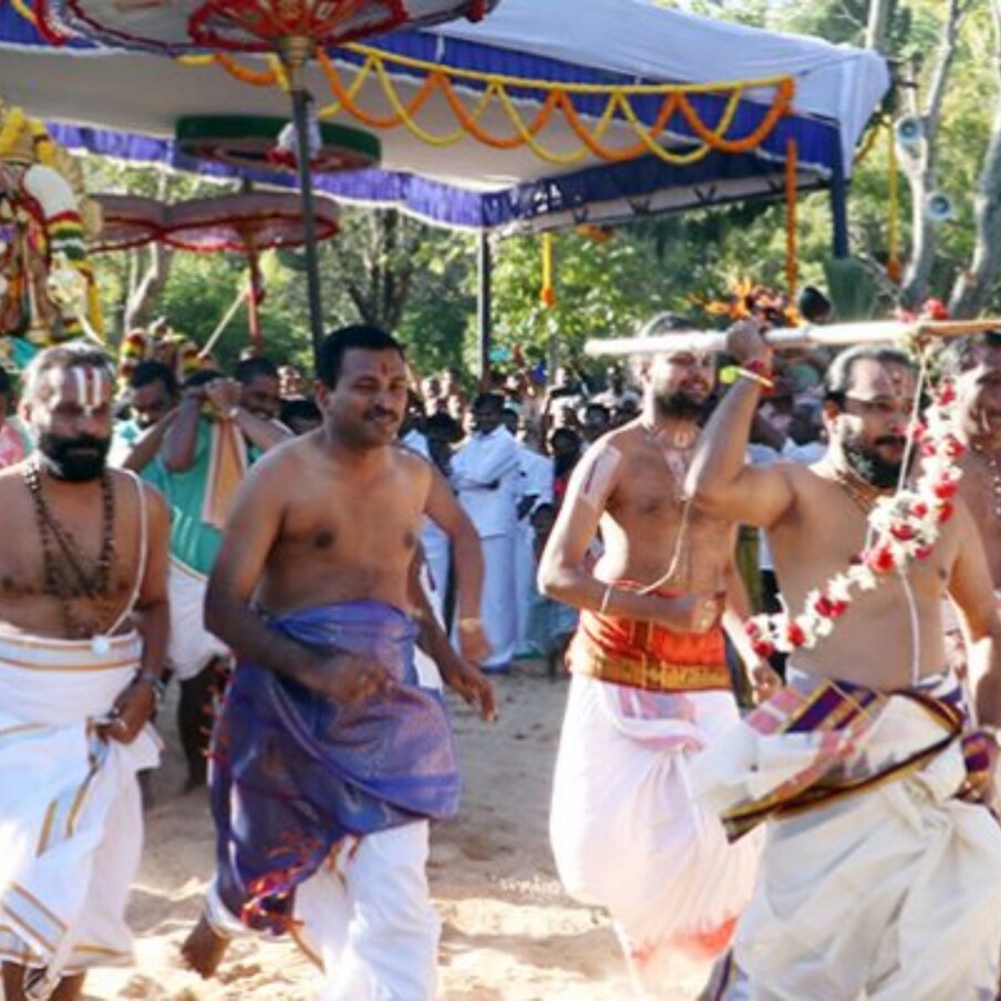   Tirumala: కలియుగ ప్రత్యక్ష దైవం శ్రీ వెంకటేశ్వర స్వామి కొలువైన తిరుమలలో భోగీ, సంక్రాంతి, కనుమ మూడు రోజులు ప్రత్యేక ఉత్సవాలు ఘనంగా సాగాయి.. కనుమ రోజు ప్రత్యేకంగా నిర్వహించిన తిరుమల శ్రీ వేంకటేశ్వరస్వామివారి పార్వేట ఉత్సవము అత్యంత వైభవంగా సాగింది. పండుగ సమయంలోనూ భారీగా భక్తులు ఈ ఉత్సవంలో పాల్గొన్నారు.