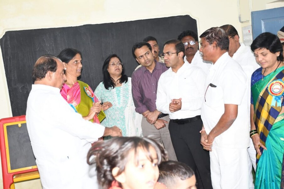  రాష్ట్రంలోని 33 జిల్లాల నుండి 516 మంది విద్యార్థులు, 280 మంది ఇన్ స్పైర్ విజేతలతో పాటు గైడ్ టీచర్లు ఈ వైజ్ఞానిక ప్రదర్శనలో పాల్గొంటున్నారు. ఈ ప్రదర్శన మూడు రోజుల పాటు కొనసాగనుంది. కాగా ఈ ప్రదర్శనను తిలకించిన మంత్రులు విద్యార్థులు, గైడ్ టీచర్లను అడిగి ప్రదర్శించిన అంశాలను అడిగి తెలుసుకున్నారు.