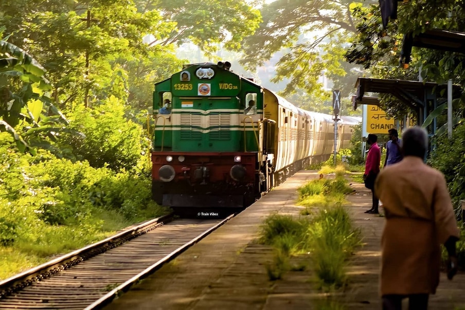  1. భారతీయ రైల్వే (Indian Railways) నిత్యం వేలాది రైళ్లల్లో లక్షలాది మంది ప్రయాణికుల్ని వారి గమ్యస్థానాలకు చేరుస్తూ ఉంటుంది. ప్రపంచంలోని అతిపెద్ద ప్రజా రవాణా నెట్వర్క్‌లల్లో భారతీయ రైల్వే ఒకటి. రైల్వే తమ ప్రయాణికుల సౌకర్యం, భద్రత కోసం అనేక చర్యలు తీసుకుంటోంది. ఇండియన్ రైల్వేస్ తమ ప్రయాణికులకు రైల్వే ట్రావెల్ ఇన్స్యూరెన్స్ (Railways Travel Insurance) పేరుతో బీమా సదుపాయాన్ని కూడా అందిస్తోంది. (ప్రతీకాత్మక చిత్రం)