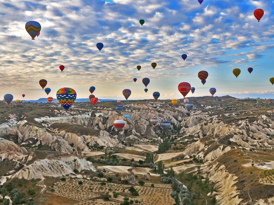  కప్పడోసియా (cappadocia ) చాలా అందమైన నగరం. ఇక్కడ మీరు సూర్యుని కాంతిలో మరింత అందంగా ఎగురుతున్న పెద్ద బెలూన్లను చూడొచ్చు. అవి ఈ నగరానికి గర్వకారణం. గత సంవత్సరం వాటిని చూడటానికి 40 లక్షల మందికి పైగా పర్యాటకులు వచ్చారు. ఐతే ఈ నగరం మరో విషయానికి ప్రసిద్ధి చెందింది. ప్రపంచం నలుమూలల నుండి మహిళలు అక్కడికి వస్తుంటారు. ఎందుకో తెలిస్తే మీరు ఆశ్చర్యపోతారు. (Image credit - canva)