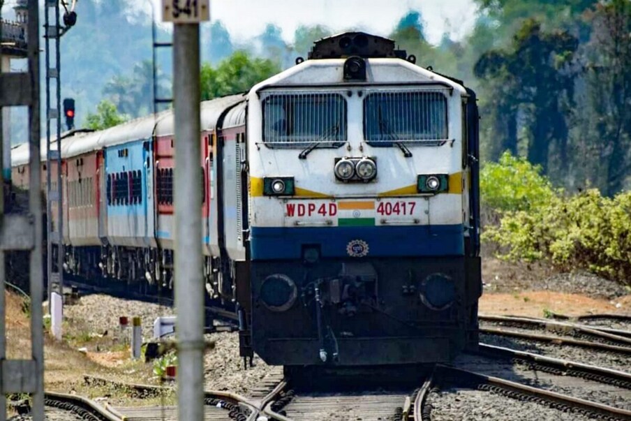  2. ఇది 7 రాత్రులు, 8 రోజుల టూర్ ప్యాకేజీ. మార్చి 18న టూర్ ప్రారంభం అవుతుంది. ఈ టూర్ ప్యాకేజీ బుక్ చేసుకున్న పర్యాటకులు సికింద్రాబాద్, కాజీపేట్, ఖమ్మం, విజయవాడ, ఏలూరు, రాజమండ్రి, సామర్లకోట, విశాఖపట్నం, విజయనగరంలో భారత్ గౌరవ్ టూరిస్ట్ రైలు ఎక్కొచ్చు. మరి ఈ టూర్ ప్యాకేజీ ఎలా సాగుతుందో తెలుసుకోండి. (ప్రతీకాత్మక చిత్రం)
