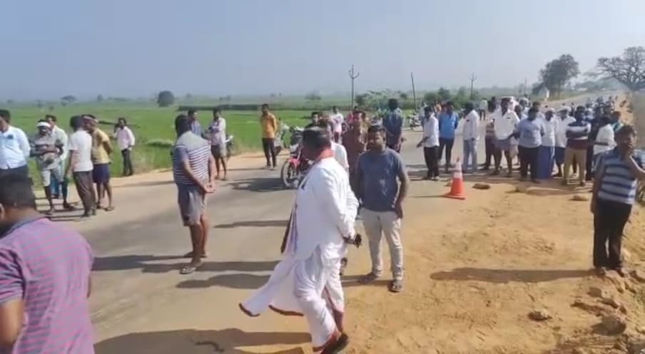  అదే రోజు రాత్రి గుర్తుతెలియని వ్యక్తులు శ్రీనివాస్‌ను తీసుకెళ్లి ఫుల్‌గా మద్యం తాగించారు. మ‌త్తులో ఉండ‌గానే నోట్లో మద్యం సీసాతో పొడిచి దారుణంగా హతమార్చారు. మరుసటి రోజు ఉదయం బాన్సువాడలో కండక్టర్ రవి అనే వ్యక్తి బైక్‌పై వెళ్తుండగా రోడ్డు పక్కన శ్రీనివాస్ మృతదేహం కనిపించింది.