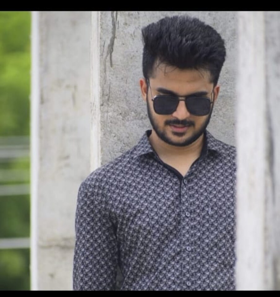   నీట్‌లో టాప్‌ ర్యాంక్ సాధించి నిజామాబాద్ మెడిక‌ల్ కాలేజిల్ సీటు సంపాదించాడు. ఎంబీబీఎస్ మూడు సంవ‌త్స‌రాలు ఎలాంటి బ్యాక్ లాక్స్ లేకుండా పాస‌య్య‌డు. ఎంబీబీఎస్ ఫైనల్ ఇయర్ చదువుతూ ఆత్మ‌హ‌త్య చేసుకోవాడం క‌ల‌క‌లం రేపుతుంది.      