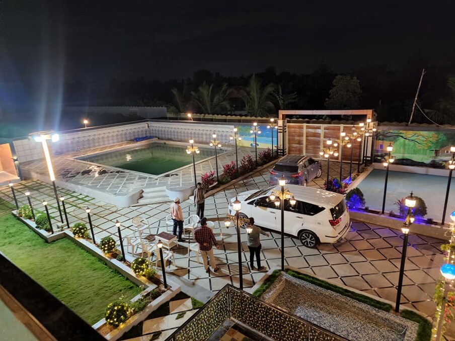 ముఖ్యంగా సైబరాబాద్ కమిషనరేట్ పరిధిలో బడాబాబులు నిర్మించుకున్న ఫామ్‌హౌస్‌ల్లో వికృత చేష్టలు, అసాంఘీక కార్యకలాపాలు జరుగుతున్నట్లుగా సమాచారం అందడంతో ఎస్‌ఓటీ పోలీసులు మెరుపు దాడులు నిర్వహించారు.(Photo:Face Book)
