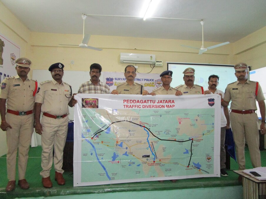  ఫిబ్రవరి 5వ తేదీ నుంచి జరగనున్న దురాజుపల్లి పెద్దగట్టు జాతర పోలీసు బందోబస్తు ఏర్పాట్లకు సంబంధించి ఈరోజు జిల్లా పోలీసు కార్యాలయంలో పోలీసు అధికారులతో ఎస్పీ రాజేంద్ర ప్రసాద్ సమీక్ష నిర్వహించారు. జాతర సందర్భంగా జాతీయరహదారిపై వాహనాల మళ్లింపు, జాతరకు వచ్చే వాహనాల పార్కింగ్ స్థలాలకు సంబంధించి రూట్ మ్యాపులను విడుదల చేశారు.