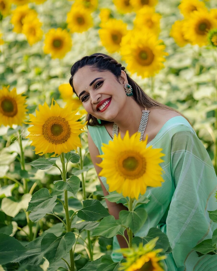  ఈ వెబ్ సిరీస్‌లో అనసూయ, మధురవాణి అనే వేశ్య క్యారెక్టర్‌లో కనిపించనుందని తాజా టాక్. ఇక్కడ విశేషం ఏమంటే.. ఈ సిరీస్ మొత్తం అనసూయ క్యారెక్టర్ చుట్టూ తిరుగుతుందట. దీనికి సంబంధించి త్వరలో అధికారిక ప్రకటన విడుదలకానుంది. ఈ వెబ్ సిరీస్‌ను ప్రముఖ దర్శకుడు క్రిష్ నిర్మిస్తున్నారు.  Anasuya Instagram
