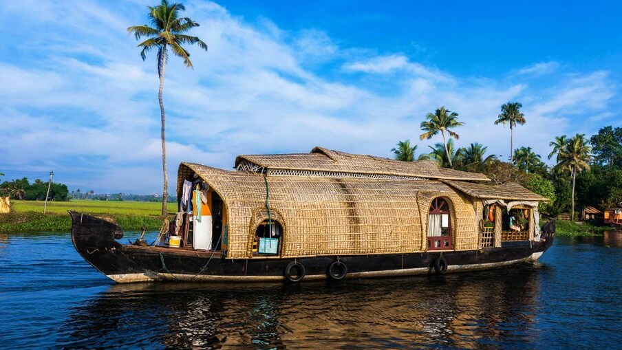  alappuzha : ప్రశాంతమైన సాయంత్రాలలో ఆనందకరమైన వాతావరణంలో కొంత రొమాంటిక్ టైమ్ గడపాలనుకునే జంటలకు కేరళలోని అలప్పుజ అనువైన ప్రదేశం. ఈ ప్రదేశం విలాసవంతమైన వసతికి కూడా నిలయం.