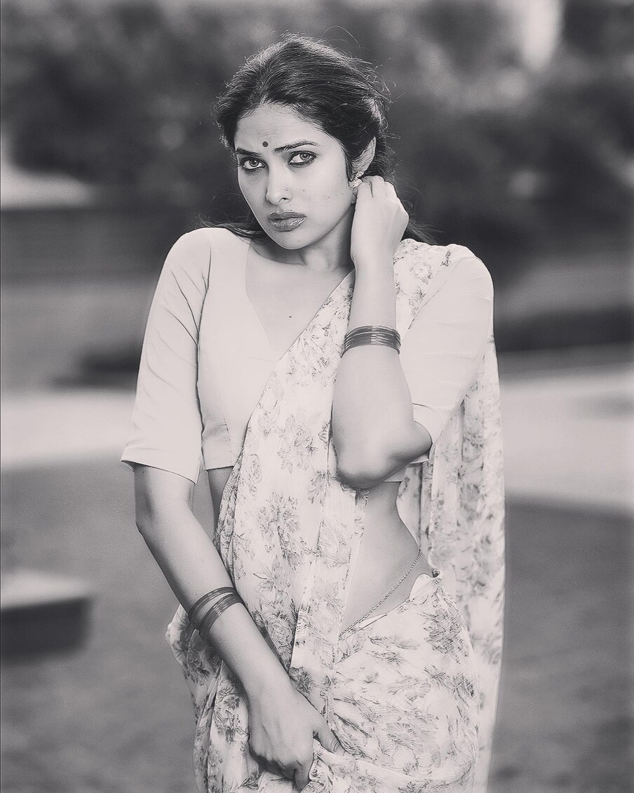  సోషల్ మీడియాలో యాక్టివ్ రోల్ పోషిస్తున్న దివి.. తన అందచందాలతో కేక పెట్టిస్తోంది. ఈ క్రమంలోనే తాజాగా కొన్ని పిక్స్‌ షేర్ చేసి కుర్రకారులో హీటు పుట్టించింది. ప్రస్తుతం ఈ పిక్స్ సోషల్ మీడియాలో వైరల్ అవుతున్నాయి.