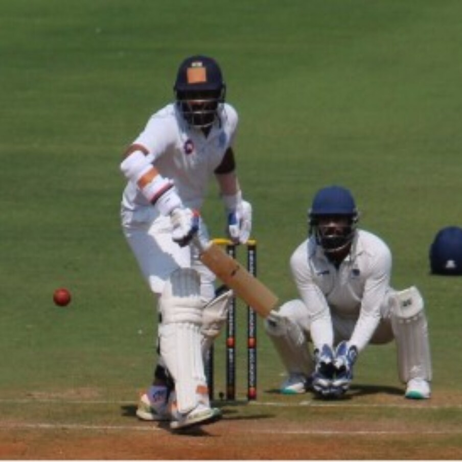  టీమిండియా (Team India) టెస్టు స్పెషలిస్ట్, తెలుగు క్రికెటర్ హనుమ విహారీ (Hanuma Vihari)పై ప్రశంసల వర్షం కురుస్తోంది. అతడు రంజీ ట్రోఫీలో చూపిన తెగువను ప్రతి ఒక్కరు కూడా కొనియాడుతున్నారు. చెయ్యి ఫ్రాక్చర్ అయినా జట్టు కోసం ఒంటి చేత్తో అతడు చేసిన బ్యాటింగ్ విహారీ కమిట్ మెంట్ ను తెలియజేస్తుంది.