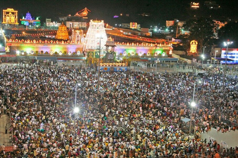  2. ఇది 2 రాత్రులు, 3 రోజుల టూర్ ప్యాకేజీ. ఈ టూర్ ప్యాకేజీలో తిరుమలలో శ్రీవారి ప్రత్యేక ప్రవేశ దర్శనం, తిరుచానూర్ ఆలయ దర్శనం మాత్రమే కవర్ అవుతాయి. ప్రతీ శుక్రవారం ఈ టూర్ ప్యాకేజీ అందుబాటులో ఉంటుంది. వీకెండ్‌లో తిరుమలలో శ్రీవారిని దర్శించుకోవాలనుకునేవారికి ఈ ప్యాకేజీ ఉపయోగపడుతుంది. (ప్రతీకాత్మక చిత్రం)