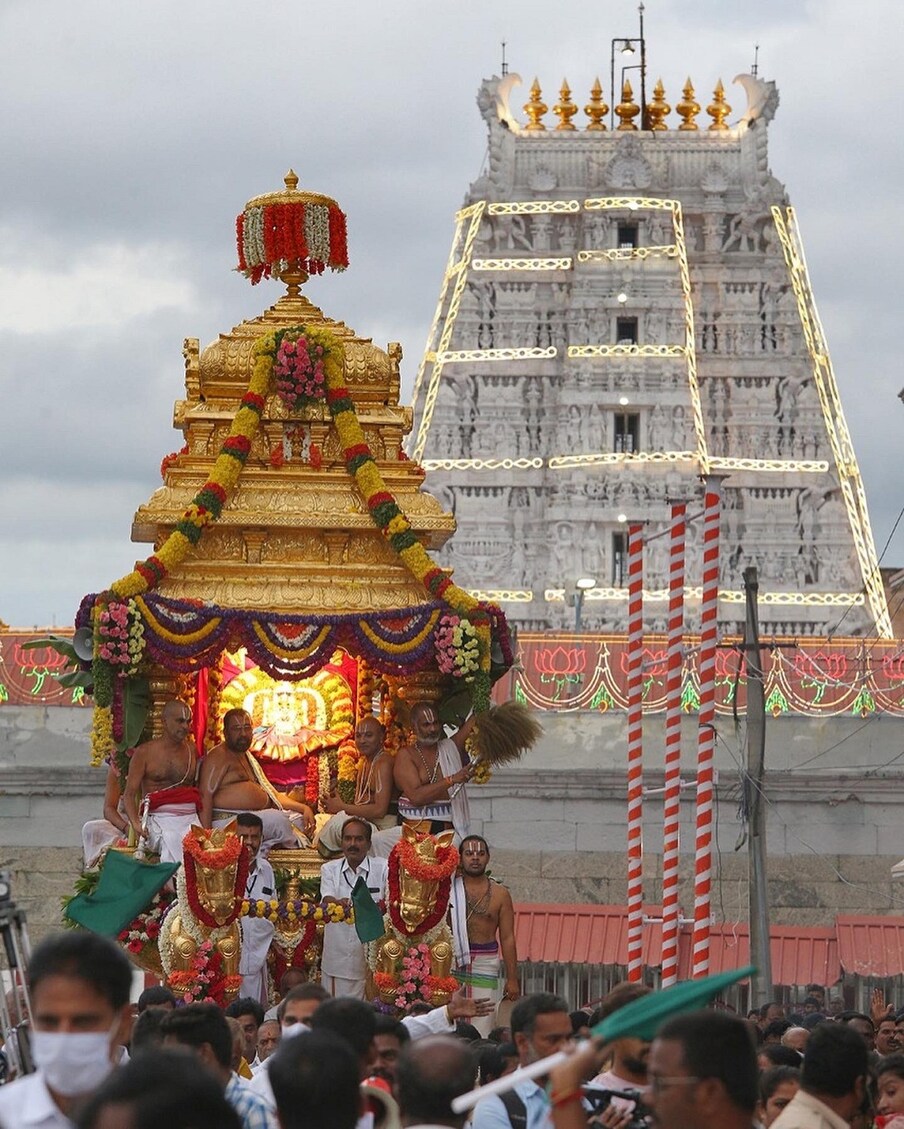  7. ఐఆర్‌సీటీసీ టూరిజం హైదరాబాద్, విశాఖపట్నం, విజయవాడ, కరీంనగర్ లాంటి ప్రాంతాల నుంచి తిరుపతికి ట్రైన్ టూర్, ఫ్లైట్ టూర్ ప్యాకేజీలు అందిస్తోంది. మూడునాలుగు రోజుల పాటు టూర్ ప్లాన్ చేసుకునేవారికి ఈ ప్యాకేజీలు అందుబాటులో ఉన్నాయి. దాదాపు అన్ని ప్యాకేజీల్లో తిరుమలలో శ్రీవారి ప్రత్యేక ప్రవేశ దర్శనం కూడా కవర్ అవుతుంది. (ప్రతీకాత్మక చిత్రం)