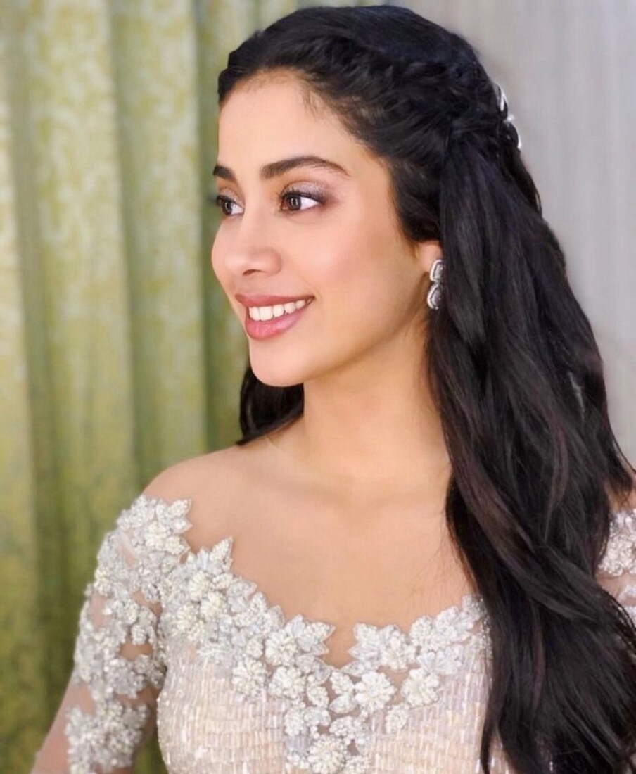  తెలుగులోకి జాన్వీ కపూర్ ఎంట్రీ చాలా గ్రాండ్ గా ఉండబోతుందని తెలుస్తోంది. NTR30 పేరుతో తెరకెక్కుతున్న ఈ సినిమా కోసం భారీ రెమ్మ్యూనరేషన్ అందుకుంటోందట జాన్వీ కపూర్.