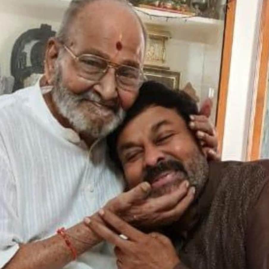  తెలుగు సినిమా ఇండస్ట్రీలో మెగాస్టార్‌కున్న ఫ్యాన్ ఫాలోయింగ్ గురించి సెపరేట్‌గా చెప్పాల్సిన పనిలేదు. తెలుగులో ఎన్టీఆర్,కృష్ణల తర్వాత తెలుగులో నెంబర్ వన్ హీరోగా కొన్ని దశాబ్దాల పాటు టాలీవుడ్ సినీ సామ్రాజ్యాన్ని ఏలారు. తాజాగా వాల్తేరు వీరయ్య మూవీతో హీరోగా తన స్టామినా తగ్గలేదని మరోసారి ప్రూవ్ చేసుకున్నారు. (Twitter/Photo)