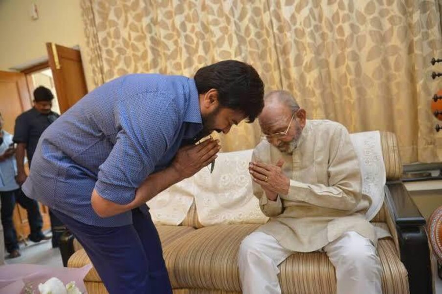  ఈ చిత్రంలో కే.విశ్వనాథ్ సీఎం పాత్రలో నటించడం విశేషం. ఈ రకంగా కే.విశ్వనాథ్‌ దర్శకత్వంలో నటించడమే కాకుండా.. ఆయనతో స్క్రీన్ షేర్ చేసుకున్నారు చిరంజీవి. మొత్తంగా తెలుగు సినిమా ఖ్యాతిని అంతర్జాతీయంగా తీర్చిదిద్దిన ఈయనకు కేంద్రం పద్మశ్రీ బిరుదుతో పాటు సినీ రంగంలో అత్యున్నత పురస్కారం అయిన దాదా సాహెబ్ ఫాల్కే అవార్డుతో గౌరవించిన సంగతి తెలిసిందే కదా. (Twitter/Photo)