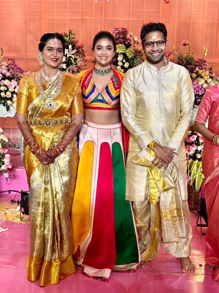  కొందురు తెలుగు నెటిజన్స్ మాత్రం ఈ డ్రెస్ భైరవద్వీపం సినిమాలో ఏడారిలో ఉండే దెయ్యాలు ధరించిన డ్రెస్‌లా ఉందని కామెంట్స్ చేస్తున్నారు. ప్రస్తుతం దీనికి సంబంధించిన పిక్స్ సోషల్ మీడియాలో వైరల్ అవుతున్నాయి. ఇక కీర్తి సినిమాల విషయానికి వస్తే.. ఆమె ప్రస్తుతం తెలుగులో దసరాలో నటిస్తున్నారు. నాని హీరోగా చేస్తున్నారు. ఈ సినిమాలో నాని ధరణి పాత్రలో నటిస్తున్నారు. కీర్తి సురేష్ వెన్నెలగా కనిపించనుంది. సింగరేణి నేపథ్యంలో భారీగా వస్తోన్న ఈ చిత్రాన్ని మార్చి 30న ప్రపంచవ్యాప్తంగా గ్రాండ్‌గా థియేట్రికల్ రిలీజ్ కానుంది. Photo : Twitter
