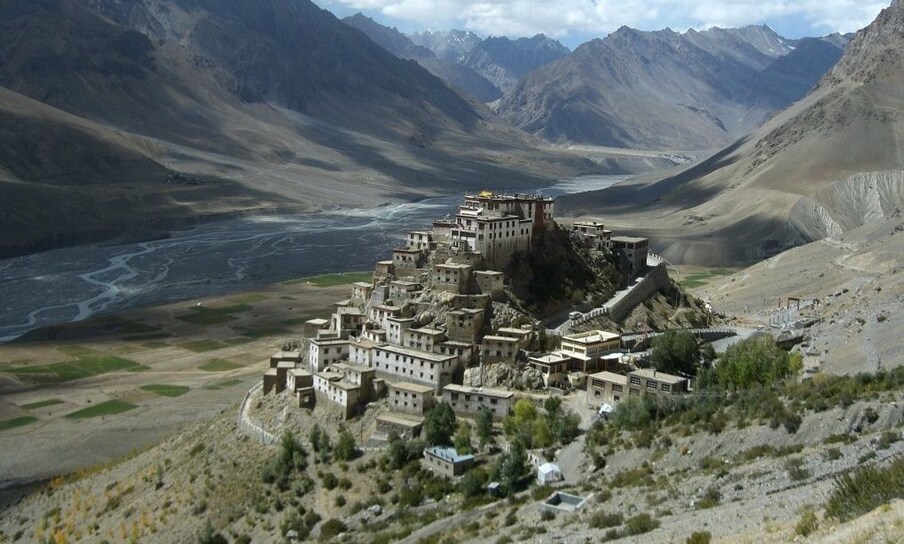  Key Monastery (Spiti) : హిమాచల్ ప్రదేశ్.. స్పిటీలోని కీ మఠం కూడా ప్రేమికులకు థ్రిల్ ఇస్తుంది. ఈ ట్రిప్‌లో లవర్స్.. ఎన్నో సాహసాలు చెయ్యవచ్చు.