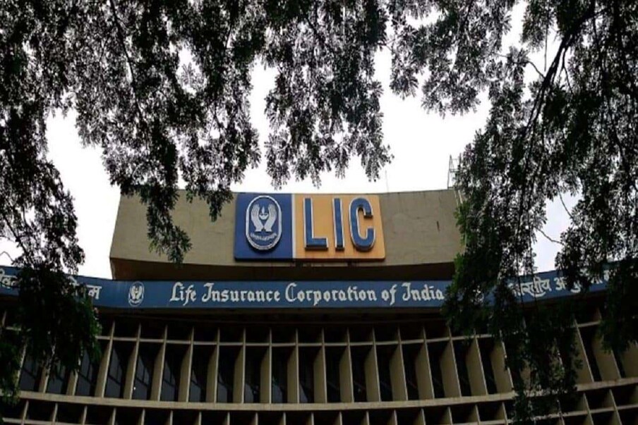  మరోవైపు తమ పాలసీని ఆన్‌లైన్‌లో నమోదు చేసుకోని ఎల్‌ఐసి పాలసీదారులు, వాట్సాప్ సేవను ఉపయోగించడానికి ముందుగా ఎల్‌ఐసి అధికారిక సైట్‌ను సందర్శించడం ద్వారా పాలసీని నమోదు చేసుకోవాలి.(ప్రతీకాత్మక చిత్రం)
