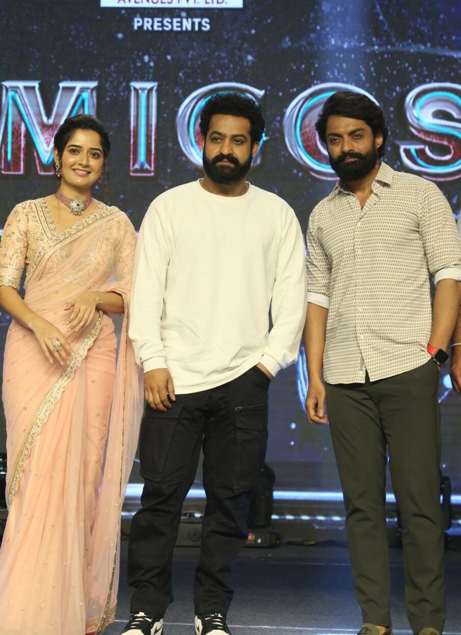  దీంతో ఈ ఈవెంట్‌ను హోస్ట్ చేస్తున్న సుమ, అభిమానుల ఆసక్తి మేరకు.. ఎన్టీఆర్ 30 గురించి చెప్పాలంటూ ఎన్టీఆర్‌ను అడుగుతారు. ఈ సందర్భంగా ఎన్టీఆర్ చాలా సీరియస్‌గా లుక్ ఇవ్వడం.. దీనికి సంబంధించి ఓ వీడియో సోషల్ మీడియాలో వైరల్ అవుతోంది. ఇక ఎన్టీఆర్ స్పందిస్తూ.. దర్శక నిర్మాతలను ఒత్తిడి చేయ్యోద్దంటూ ఫ్యాన్స్‌ను కోరారు.. ఇక కొరటాల సినిమా గురించి మాట్లాడుతూ.. ఈ నెలలో సినిమాను ప్రారంభించి, మార్చి నుంచి రెగ్యులర్‌ షూటింగ్‌ జరుపుతాం. ఈ చిత్రాన్ని 2024 ఏప్రిల్ 5న విడుదల చేయడానికి సన్నాహాలు చేస్తున్నాం అని తెలిపారు ఎన్టీఆర్. Photo : Twitter