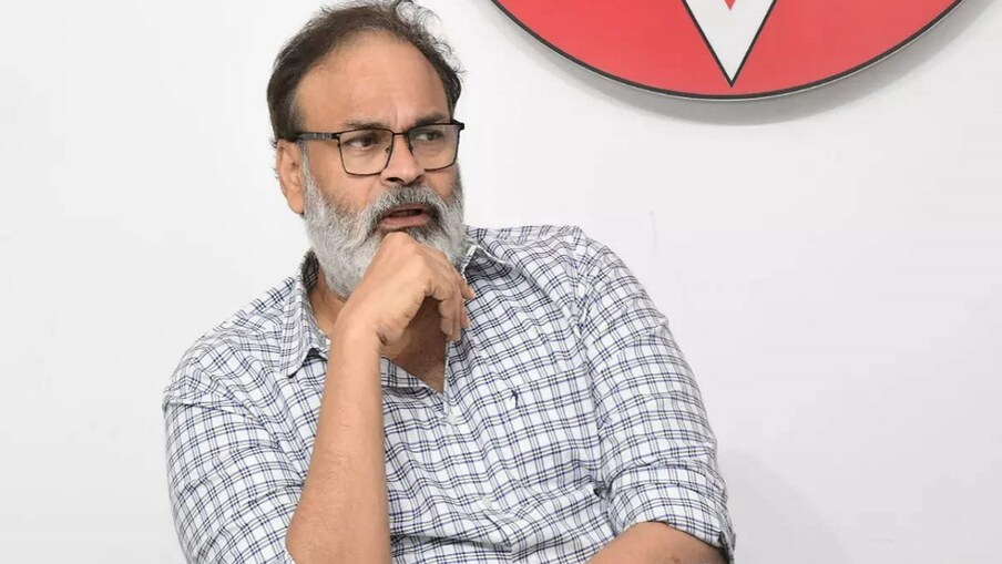  పవన్ కళ్యాణ్ స్థాపించిన జనసేన పార్టీ క్రియాశీలక సభ్యుడిగా ఉన్న నాగబాబు సోషల్ మీడియాలో యాక్టీవ్ రోల్ పోషిస్తుంటారు. పార్టీకి సంబంధించిన అన్ని విషయాలతో పాటు మెగా ఫ్యామిలీ అప్‌డేట్స్ పంచుకుంటూ ఉంటారు.
