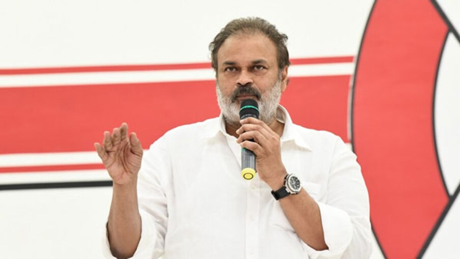  సినిమా వల్ల జనాలు చెడిపోతున్నారనే విషయాన్ని ఖండించారు మెగా బ్రదర్. జనాన్ని బాగుచేయడం కోసమో, చెడగొట్టడం కోసమో సినిమాలు చేసేంత గొప్పవాళ్లు ఎవ్వరూ లేరని, ఇది కేవలం బిజినెస్ మాత్రమే అని చెప్పారు నాగబాబు.