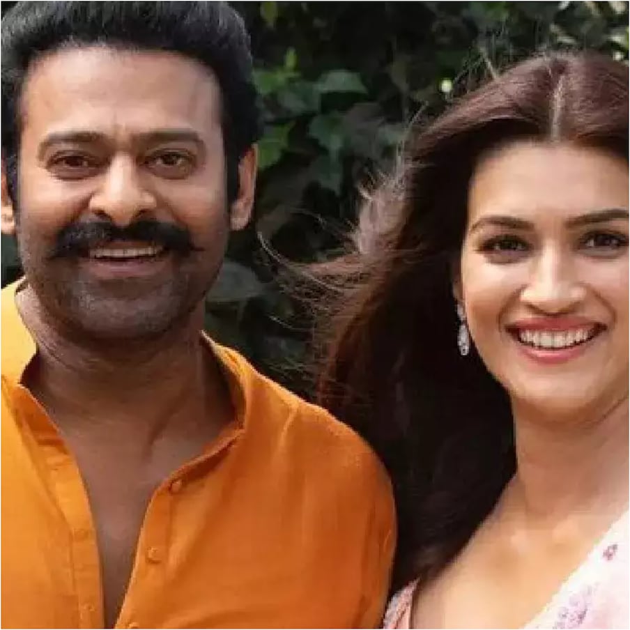  Prabhas - Kriti Sanon: రాజమౌళి తెరకెక్కించిన బాహుబలి సినిమాతో ప్రభాస్ ప్యాన్ ఇండియా స్టార్‌ అయ్యాడు. ఈ సినిమా సక్సెస్‌ తర్వాత వరుసగా ప్యాన్ ఇండియా ప్రాజెక్ట్స్‌ చేస్తున్నారు. ఈ కోవలో ఈయన ఓం రౌత్ దర్శకత్వంలో ‘ఆదిపురుష్’ సినిమా చేస్తున్నారు. తాజాగా ఈ సినిమాలో సీత పాత్రలో కృతి సనన్ నటిస్తోంది. ఈమెతో షూటింగ్‌లో ఉండగానే ప్రభాస్ ప్రేమలో పడ్డట్టు వార్తలు రావడమే కాదు.. మాల్దీవ్స్‌లో వీళ్లు ఎంగేజ్‌మెంట్ కూడా చేసుకున్నట్టు వార్తలు వచ్చాయి. దీనిపై ప్రభాస్ అండ్ టీమ్ క్లారిటీ ఇచ్చారు.