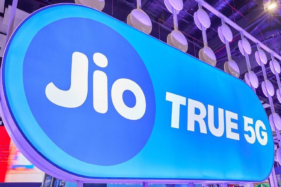  1. రిలయన్స్ జియో (Reliance Jio) యూజర్లకు అలర్ట్. జియో నుంచి ఇటీవల మరో రెండు కొత్త ప్లాన్స్ వచ్చాయి. ప్రత్యేకమైన బెనిఫిట్స్‌తో రెండు ప్రీపెయిడ్ రీఛార్జ్ ప్లాన్స్ (Prepaid Recharge Plans) ప్రకటించింది జియో. రూ.349, రూ.899 ప్లాన్స్‌ను పరిచయం చేసింది. ఈ ప్లాన్స్‌పై రోజూ 2.5జీబీ డేటా లభిస్తుంది. ప్రతీ రోజూ ఎక్కువ డేటా ఉపయోగించేవారికి ఈ ప్లాన్స్ ఉపయోగపడతాయి. (ప్రతీకాత్మక చిత్రం)