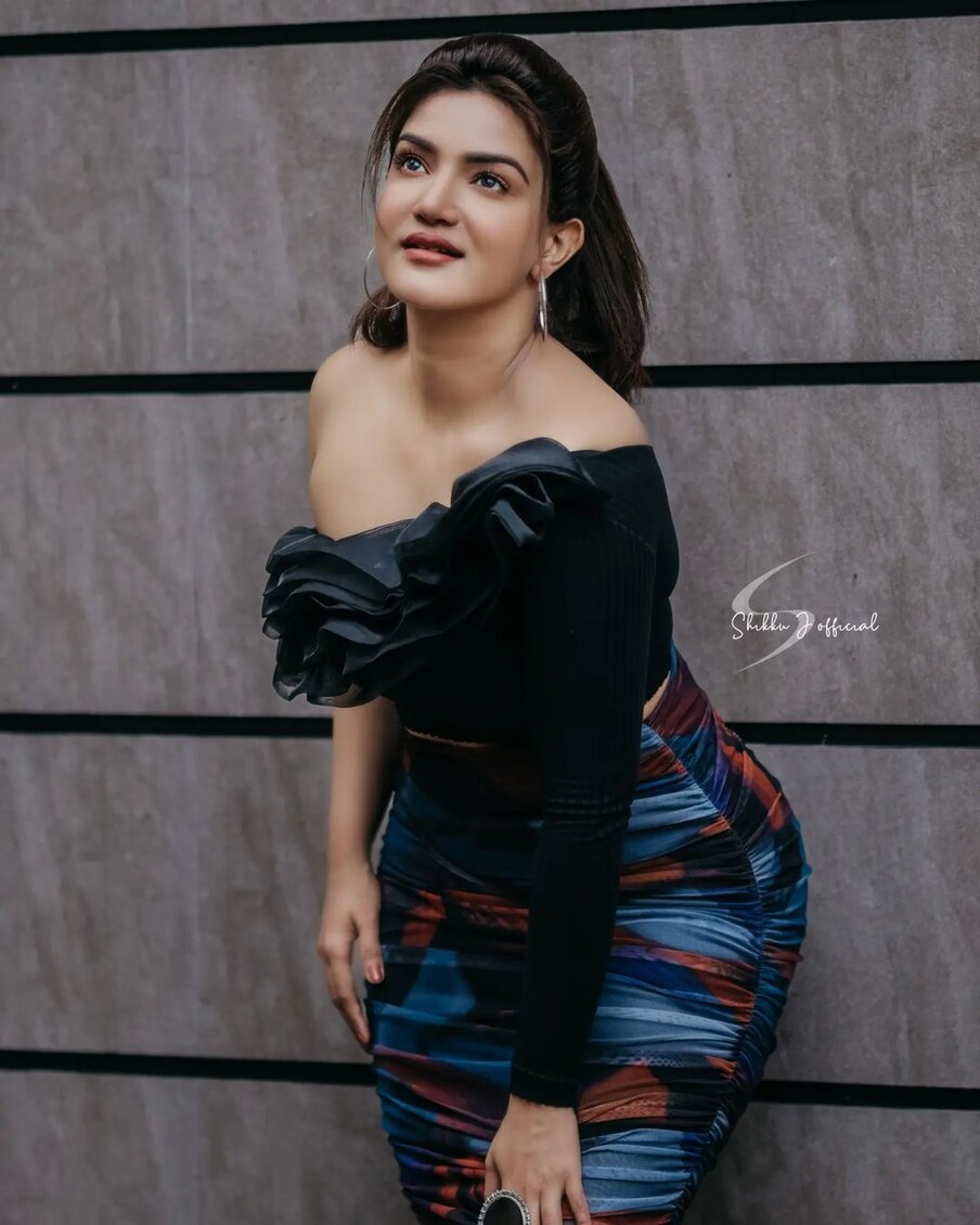  తనకొచ్చిన పాపులారిటీతో వరుసగా సినిమా ఛాన్సులు అందుకుంటోంది హనీరో. దీపం ఉండగానే ఇల్లు చక్కబెట్టుకోవాలన్న చందంగా ఈ బొద్దుగుమ్మ సోషల్ మీడియాలో అందాల ఆరబోతకు తెర తీసింది. (Photo:Instagram)