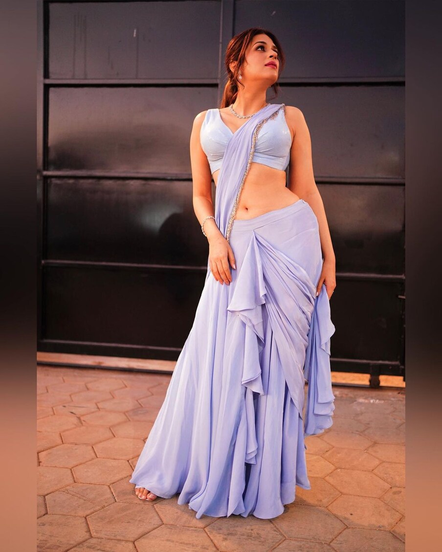 అల్లరి నరేష్‌ సినిమా సిద్దు ఫ్రమ్ శ్రీకాకుళం సినిమాతో టాలీవుడ్‌లోకి ఎంట్రీ ఇచ్చింది శ్రద్ధాదాస్.ఆ తర్వాత తెలుగు, తమిళ్, హిందీలో కలిపి దాదాపు 40 చిత్రాల్లో నటించింది. ఆర్య2, డార్లింగ్, నాగవల్లి, పీఎస్‌వీ గరుడవేగ వంటి సినిమాలు ఏవీ పెద్దగా కలిసిరాకపోవడంతో ఫేడవుట్ అయింది. (Photo:Instagram)
