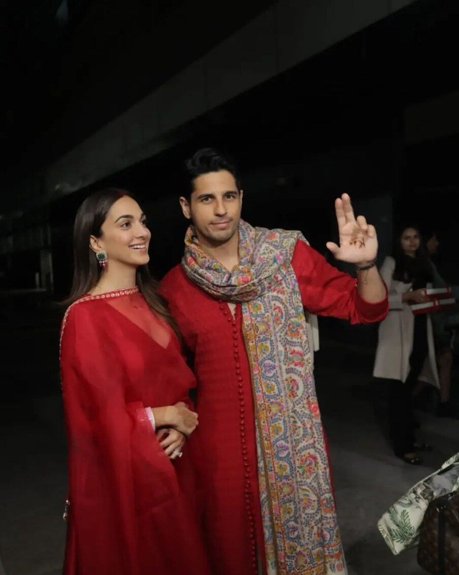  హిందూ సంప్రదాయ పద్దతిలో జరిగిన వీరి వివాహ వేడుకల ఫోటోలతో పాటు ఒకరినొకరు ముద్దుపెట్టుకున్న ఫోటోలు నిన్నటి వరకు ఇన్‌స్టాలో చక్కర్లు కొట్టాయి.తాజాగా రెడ్ కలర్ డ్రెస్సుల్లో వెరీ సింప్లీగా ఉన్న ఈజంటకు బాలీవుడ్ సెలబ్రిటీలు సోషల్ మీడియాలో విషెస్ చెబుతున్నారు.(Photo:Instagram)