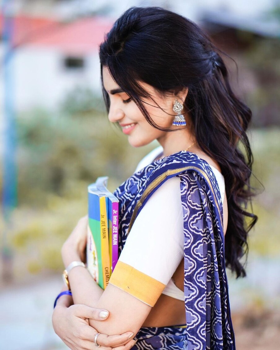  పద్దతిగా చీర కట్టుకొని చేతిలో సింపుల్‌గా ఓ బుక్ పట్టుకొని కనిపించింది వర్ష. అయితే ఇక్కడ ఓ చిన్న పాయింట్ పసిగట్టి నెటిజన్స్ అటాక్ చేస్తున్నారు. ఈ ఫొటోల్లో తన సన్నని నడుమును కూడా ఎక్స్‌పోజ్ చేసింది వర్ష. ఇదే ఇప్పుడు హాట్ ఇష్యూ అయింది.