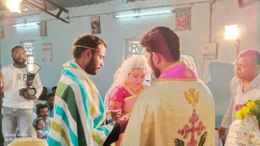  ప్రేమ రెండు మనసుల్నే కాదు ఖండాంతరాల అవతల ఉన్న ఇద్దరు వ్యక్తులను కూడా కలుపుతుందని రవికుమార్ తల్లిదండ్రులు నమ్మలేకపోయారు. అయినా బిడ్డ సంతోషం కోసం ప్రేమ వివాహాన్ని దగ్గరుండి జరిపించారు.