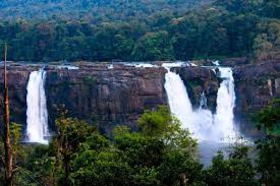  అతిరప్పిల్లి జలపాతాలు..,[object Object],కేరళలోని అతిరప్పిల్లి జలపాతం, దీనిని  "భారతదేశ నయాగరా" అని పిలుస్తారు, ఇది దక్షిణ భారతదేశంలోని అత్యంత అందమైన ప్రదేశాలలో ఒకటి. సుమారు 80 అడుగుల ఎత్తు నుంచి నేలపై పడుతున్న నీరు చూస్తుంటే ముచ్చటగా ఉంటుంది.